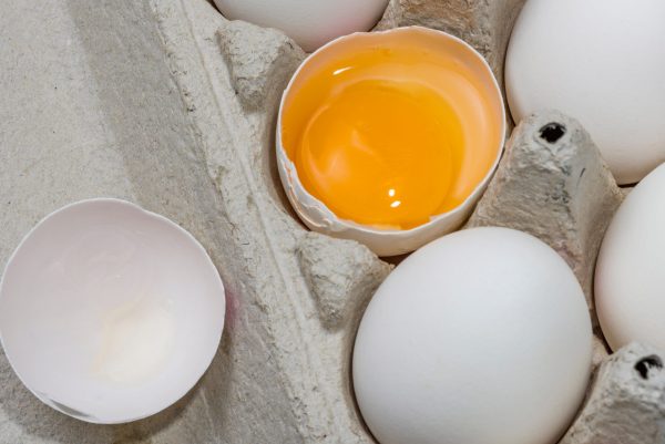 กินไข่ดิบ ระวังเสี่ยงอาหารเป็นพิษ!