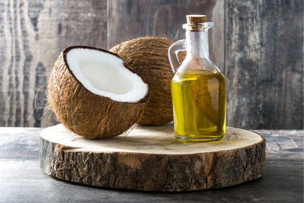 2. น้ํามันมะพร้าว (Coconut Oil) เพิ่มความชุ่มชื้น บํารุงผิวอย่างลึก