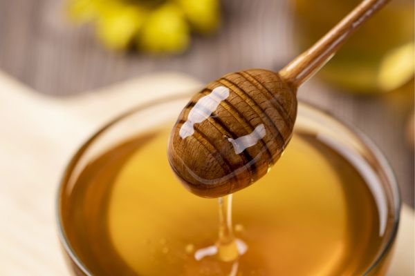 4. น้ําผึ้ง (Honey) ตลดการอักเสบของผิว เพราะมีสรรพคุณเป็นยาปฏิชีวนะโดยธรรมชาติ